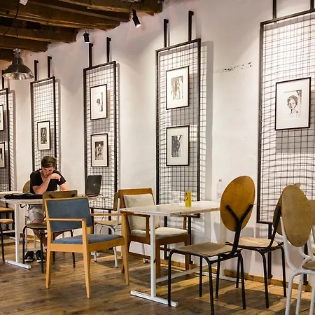 Hostel Destil Τίρανα