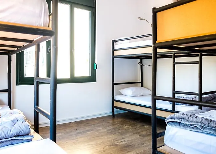 Destil Hostel Τίρανα