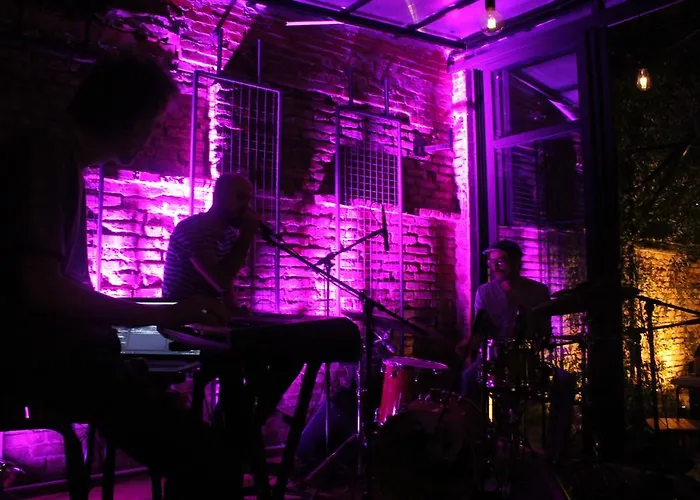 Destil Hostel Τίρανα