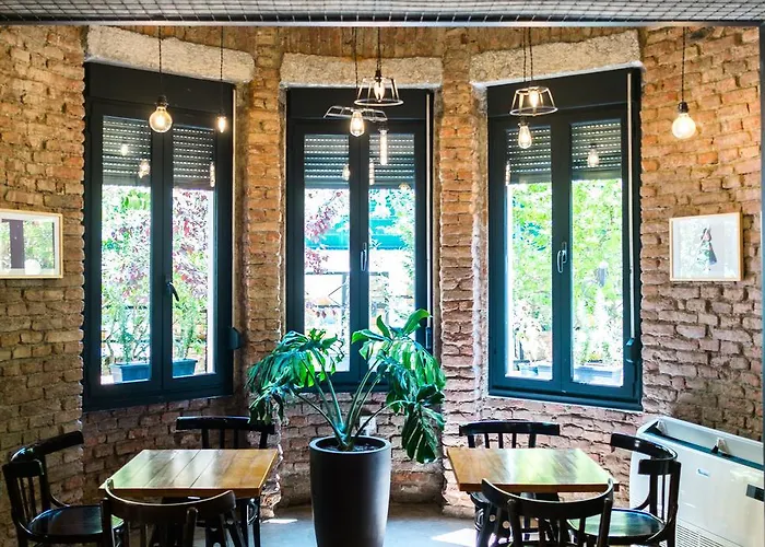 Hostel Destil Τίρανα